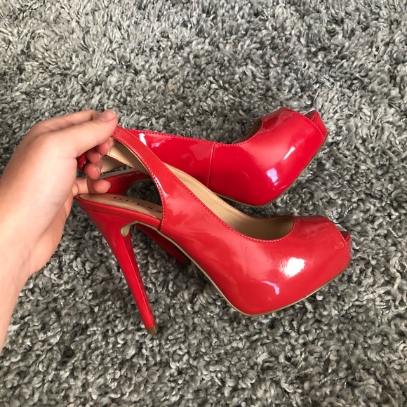 GUESS red pumps - Picture 1 of 4